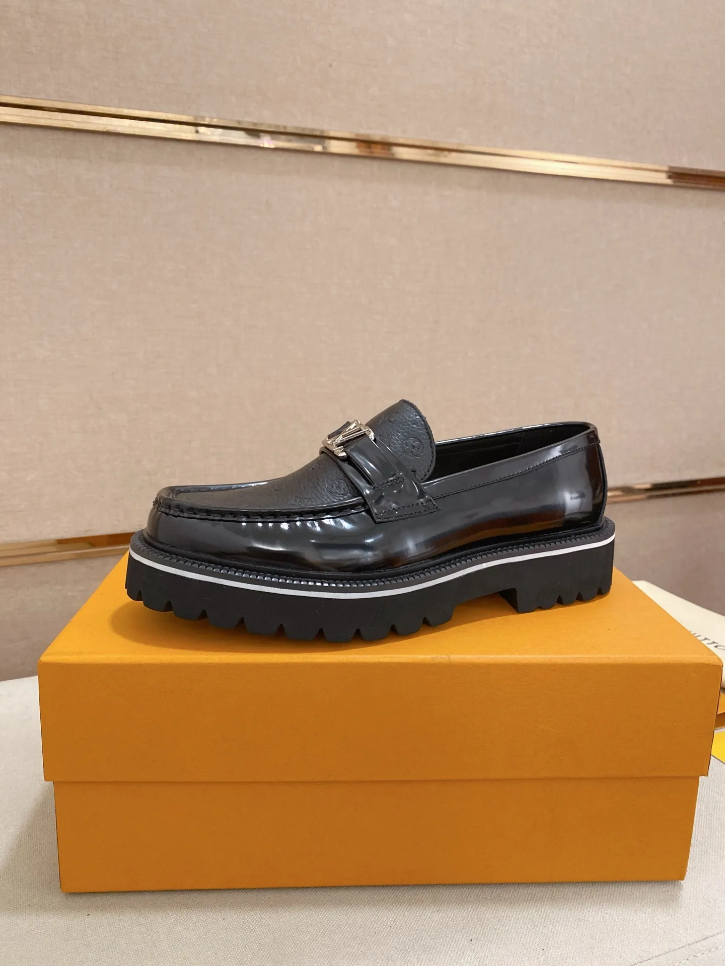 Men's shoes💰 580💰🌲 LV's top 🔍🔍 new men's leather shoes 🚹 are on sale at the same time at counters ⚠The uppers are imported cowhide from Italy, the entire imported cowhide lining, imported accessories 💪💪, completely 1⃣️ to 1⃣️ replica 🇮🇹💪 💪, ⚠Sole: The original sole is specially provided by the original factory, the exclusive movable molded sole is super comfortable, ⚠The original factory follows the order, 🔍🔍high quality, you can enter and exit the counter at will, welcome to compare⚠Size: 38-45